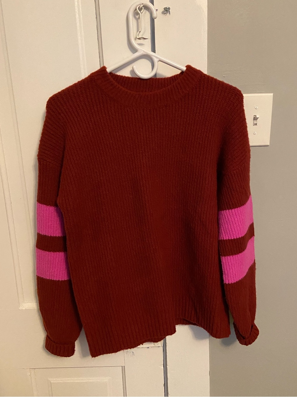 Evereve Rust Red Sweater with Hot Pink Stripe Sleeves